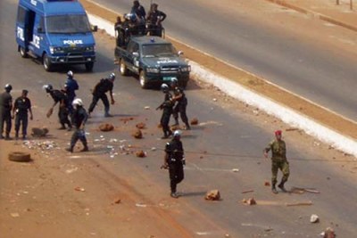 Les forces de l'ordre avec les manifestants à Conakry.