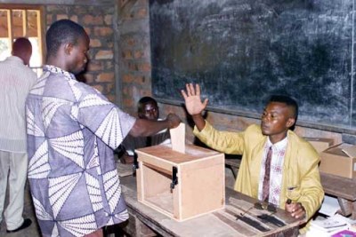 Un citoyen centrafricain votant.