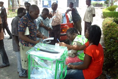 Des Nigérians en train de voter à Lagos.