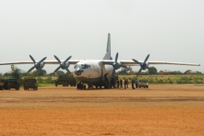 Containers being offloaded by Sudanese army soldiers from an Antonov aircraft onto military trucks. (file photo).