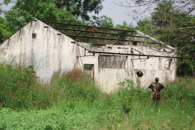 Les restes d'une école à Barakabounaou, un village en Casamance.