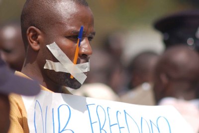 (Photo archives) Un journaliste kényan protestant.Plus de 150 journalistes sont actuellement en prison dans le monde.