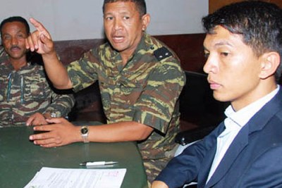 Le président Andry Rajoelina et des membres des forces armées.