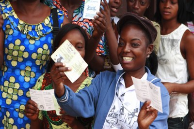 Des électeurs devant les bureaux de vote le 30 août 2009, journée des élections présidentielles gabonaises