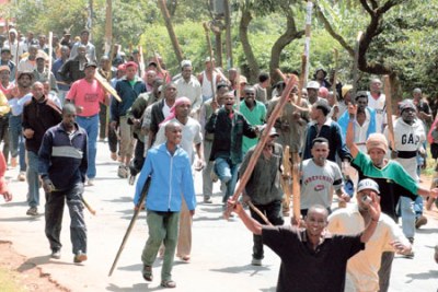 Armed youths at the height of the post-election violence in 2008 (file photo).