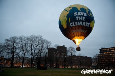 Un balon à chaud air lancé par Greenpeace devant l'hôtel de ville d'Oslo en Norvège où la cérémonie de prix de paix Nobel dercerné  le 10 décembre au Président américain a eu lieu. Oslo, Norway - December 7, 2009. Greenpeace launches an hot air balloon ne