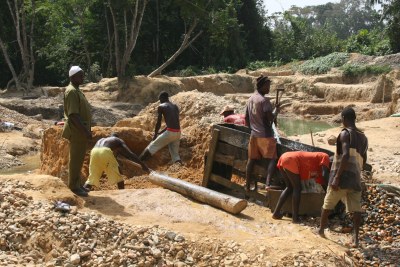 Artisanal diamond mine in Sandoh chiefdom, Kono district.