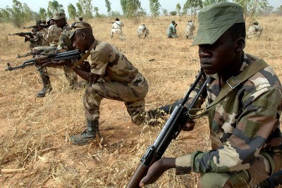 Des soldats de l'armée nigérienne du 322nd Parachute Regiment pratiquent des tactiques de terrain lors d'un entraînement au combat facilité par l'armée américaine en 2007.
