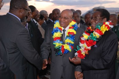 President Robert Mugabe welcomes President Jacob Zuma in Zimbabwe (file photo).