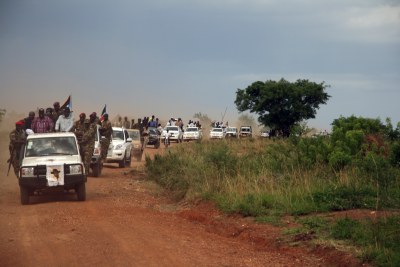 Le président sud-soudanais Salva Kiir et le VP Riek Machar dans un camion à la tête d'un convoi, lors d'une visite à Nimule, pendant une campagne électorale.