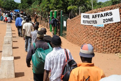 Zimbabwe asylum seekers queue outsdie the home affairs for pre-registration with the UNHCR at the Musina showground (file photo).