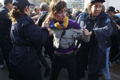 Une manifestante arrêtée par la police.
