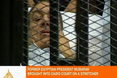 Hosni Mubarak se présente à son procès sur une civière