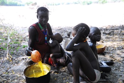 Une famille sud-soudanaise partageant un repas.