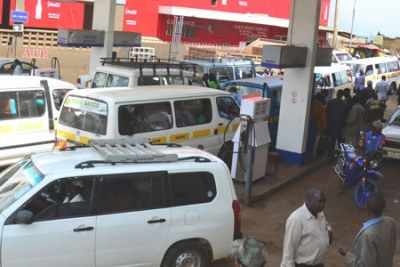 Motorists line up for fuel after many petrol stations ran dry. (file photo).
