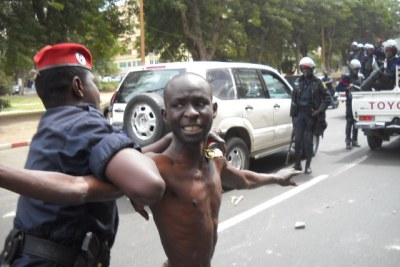 Un policier à Dakar