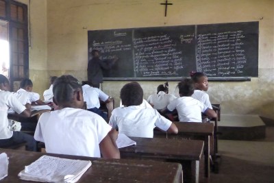 Des élèves en classe dans une école publique à Kinshasa.