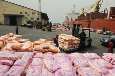 Les prix du riz en Côte d'Ivoire sont encore très élevés, mais les commerçants résistent aux tentatives du gouvernement de fixer les prix. Importation de riz au port d'Abidjan.