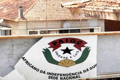 Logo du PAIGC à l'entrée du siège du parti.