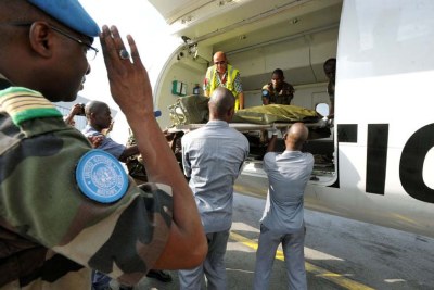 Photo d'archives : avion transportant des corps de soldats de l'ONU.