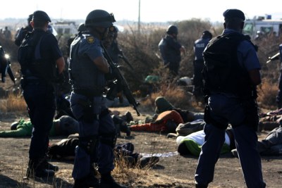 La police sud africaine face aux cadavres et blessés du massacre de Maricana, le 16 August 2012.