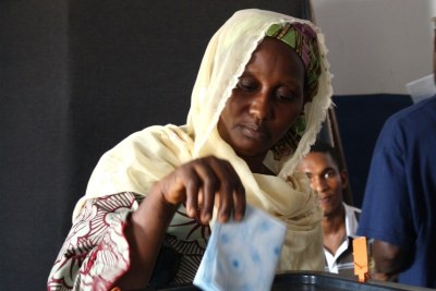 Une Guinéenne exécutant son devoir civique au cours d'un scrutin