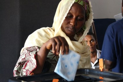 Une femme  votant lors des élections en Guinée.