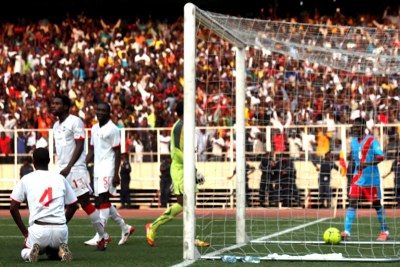 But marqué par les Léopards de la RDC(bleu) le 9/09/2012 au stade de martyrs à Kinshasa, lors du match contre Les Nzalang National de la Guinée équatoriale(blanc).