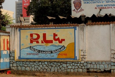 Devant le siège de RLTV à Kinshasa