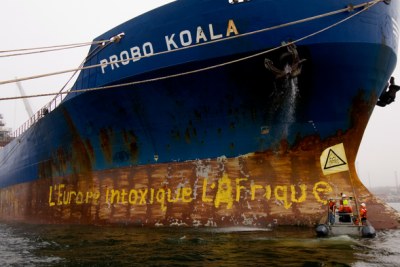 Des militants de Greenpeace bloquent le Probo Koala dans le port estonien de Paldiski