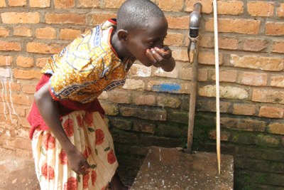 Une fille buvant de l'eau potable.