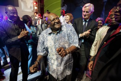 Archevêque Desmond Tutu dançant après la cérémonie.