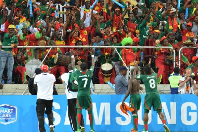 Les joueurs du Burkina Faso communiant avec leurs supporters pour célébrer la qualification en quart de finale de la CAN 2013.