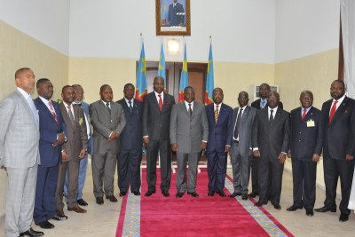 Des gouverneurs des provinces de la RDC autour du Président Joseph Kabila et du Premier Ministre Adolphe Muzito, lors de la clôture de la conférence des gouverneurs à Kinshasa