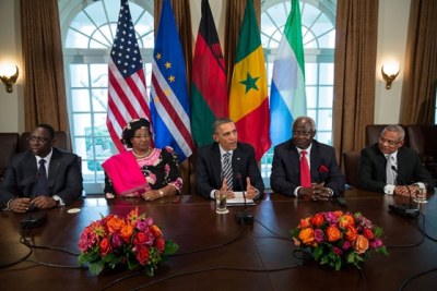 Barack Obama en compagnie du président sénégalais Macky Sall, du Sierra-Léonais Ernest Bai Koroma, de la présidente du Malawi Joyce Banda et du Premier ministre cap-verdien José Maria Pereira Neves.
