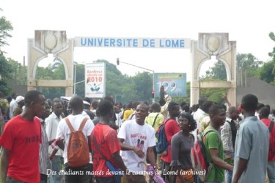 Des étudiant massés devant le campus de Lomé