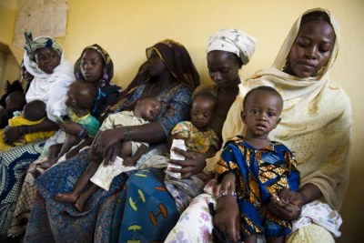 Des mères avec leurs bébés attendent dans un centre de santé maternel à Niamey au Niger, où le PAM distribue des rations alimentaires.