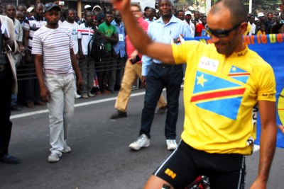 L’arrivée de Clain Médéric, vainqueur de la troisième étape du Tour de la RD Congo de cyclisme le 21/06/2013 devant l’hôtel de poste à Kinshasa.