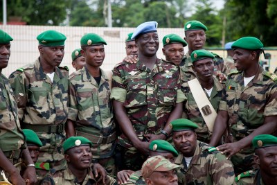 Des soldats de la MINUSMA avec l'armée malienne.