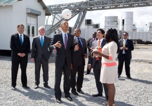 Le président Obama dans une centrale électrique en Tanzanie, jouant avec un ballon