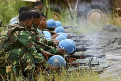 Les soldats de paix de la Mission des Nations Unies en République démocratique du Congo (MONUC)  lors d'un exercice d'entraînement dans le champ de tir, près de Bunia en Ituri.