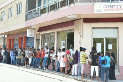 De nombreux jeunes faisaient la queue devant le centre de conversion de la rue Labourdonnais, à Port-Louis, ce mardi 1er octobre, en vue d’obtenir la nouvelle carte d’identité.