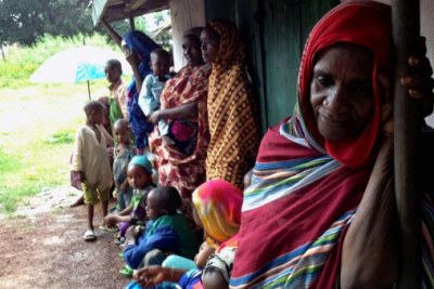 Des femmes attendent une distribution d'aide humanitaire devant la maison de l'Imam de Bossangoa.