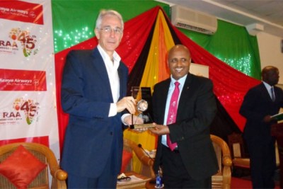 Ethiopian CEO Tewolde Gebremariam receiving the 'African Airline of the Year' award from IATA CEO Tony Tyler.
