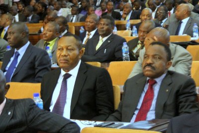 Des députés au Palais du peuple à Kinshasa.