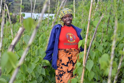 Olive Nakure, du village de Gikore au Rwanda, a pu s'acheter une machine à coudre avec l'argent obtenu grace à la vente d'haricots. Maintenant, elle fait des pulls, qu'elle vend à des écoles.