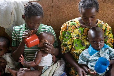 Des enfants souffrant de malnutrition aigue reçoivent des aliments enrichis et des antibiotiques.