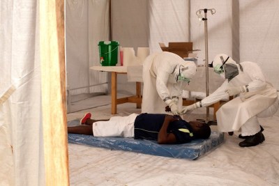 Un libérien présentant des symptôme de l'Ebola entrain d'être examiné.