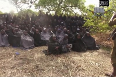 (Photo d'archives) - Une vidéo tirée du site Web du groupe terroriste Boko Haram du Nigéria allègue des dizaines d'écolières enlevées, couvertes de jihab et priant en arabe. Il s’agit de la première vue publique des filles depuis que plus de 300 personnes ont été enlevées dans une école du nord-est du Nigéria dans la nuit du 14 avril 2014.
