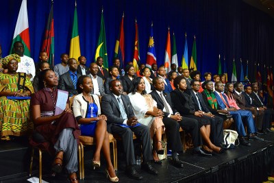 Les participants de la bourse Mandela Washington pour les jeunes leaders africains écoutant l'allocution du secrétaire d’État américain John Kerry prononcée lors du Sommet présidentiel de la Bourse, le 28 Juillet 2014.